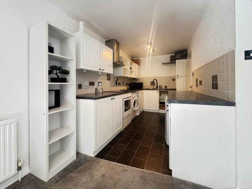 Property photo 2 of 11 Kitchen