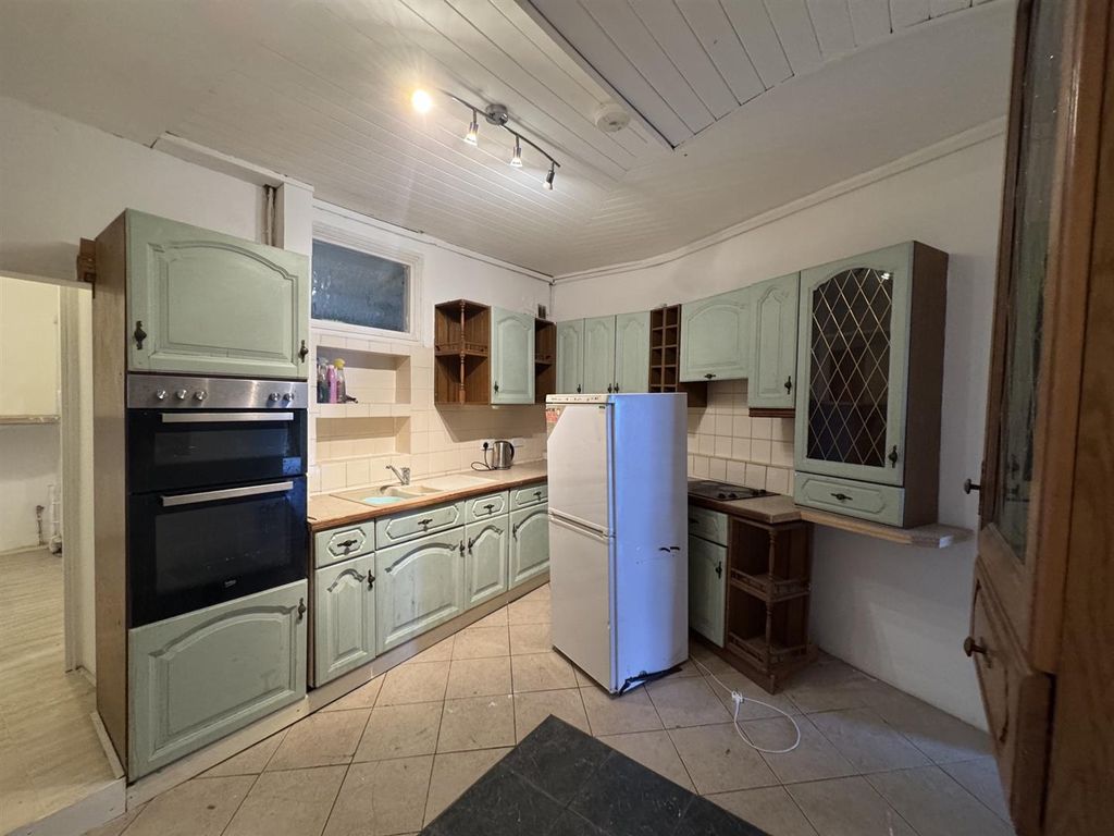 Property photo 2 of 6 Kitchen