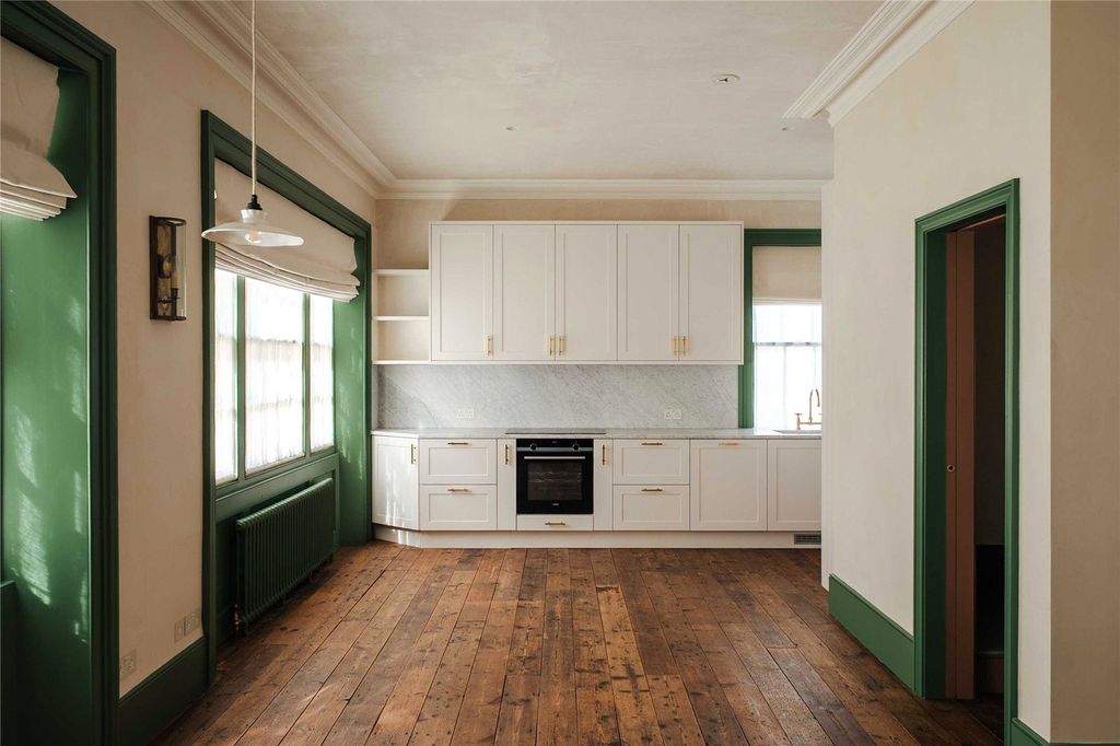 Property photo 1 of 11 Kitchen