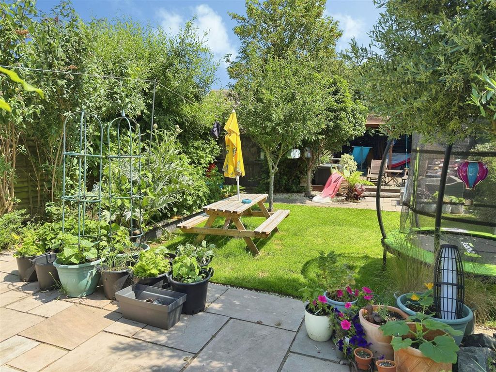 Property photo 2 of 18 Colman Road (18).Jpg