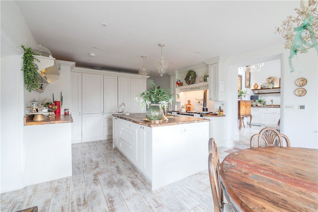 Property photo 3 of 32 Living Kitchen