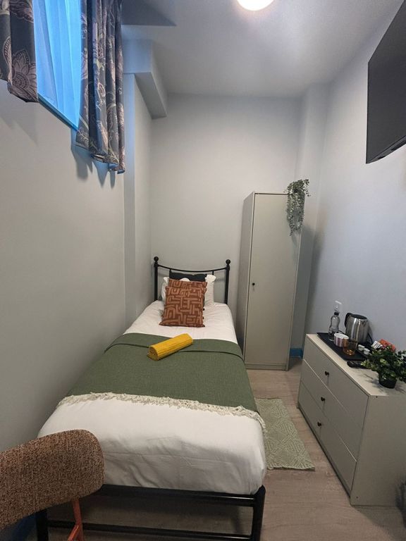 Property photo 2 of 7 Cozy Single Bedroom With A Neatly Made Bed, Decora...