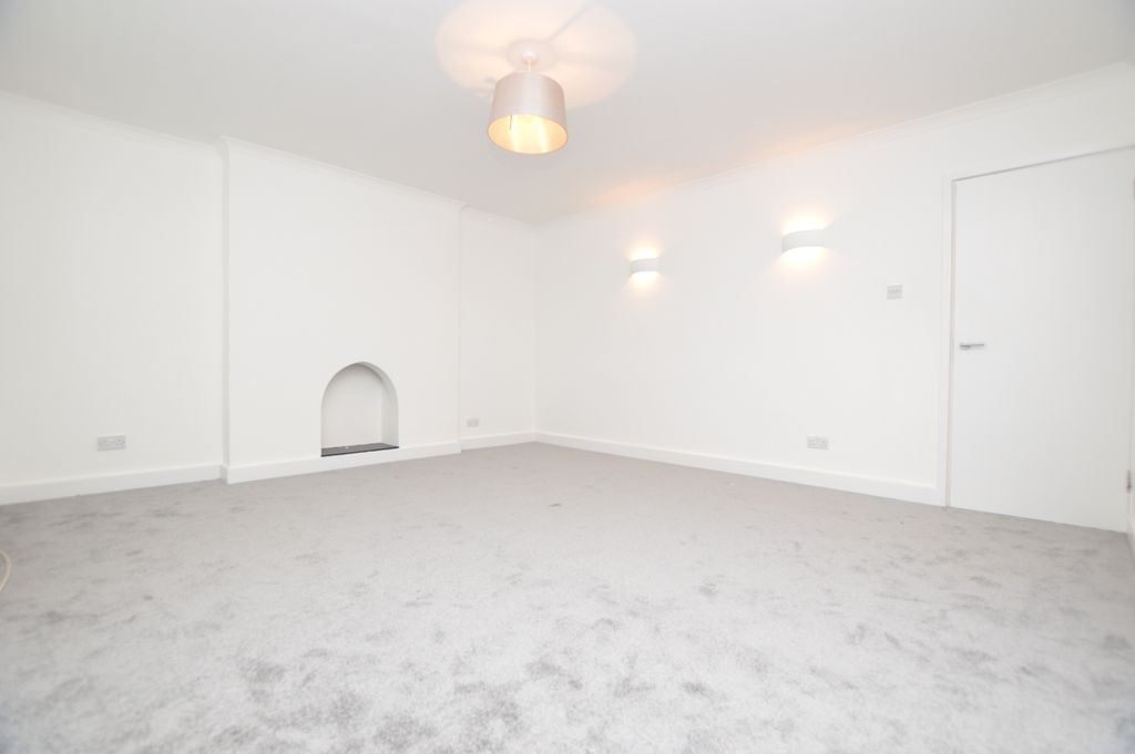 Property photo 3 of 8 Lounge