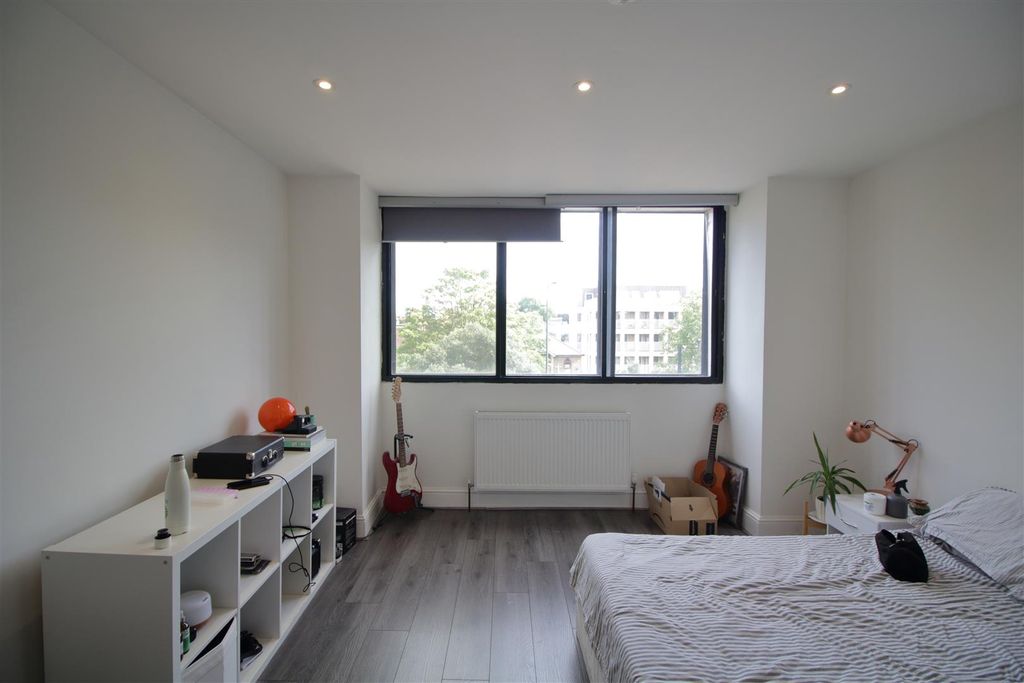 Property photo 3 of 7 Eden Harper Brixton Hill