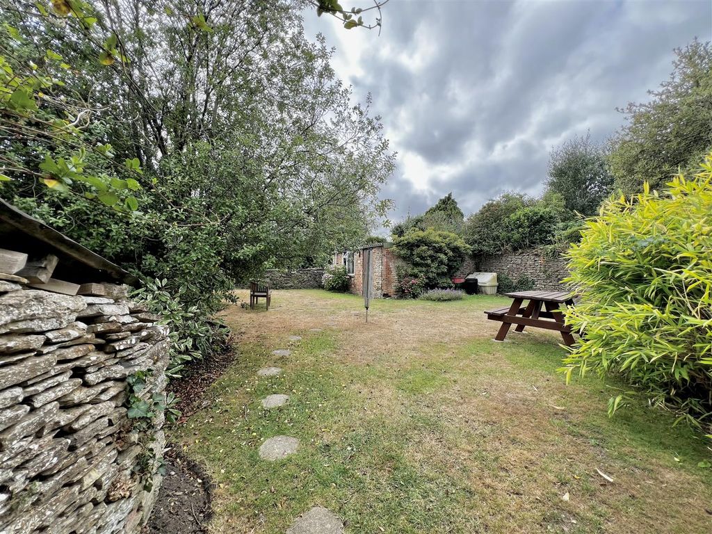 Property photo 3 of 12 Garden