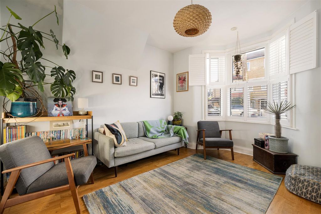 Property photo 2 of 25 Claude Road, E10