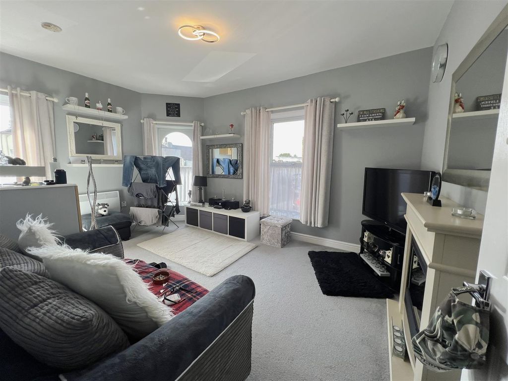 Property photo 2 of 16 2 - Mixed-Use Investment For Auction, Kingswood.Jp