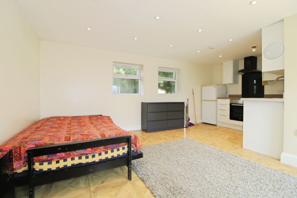 Property photo 1 of 6 Ground Floor Studio Flat To Rent