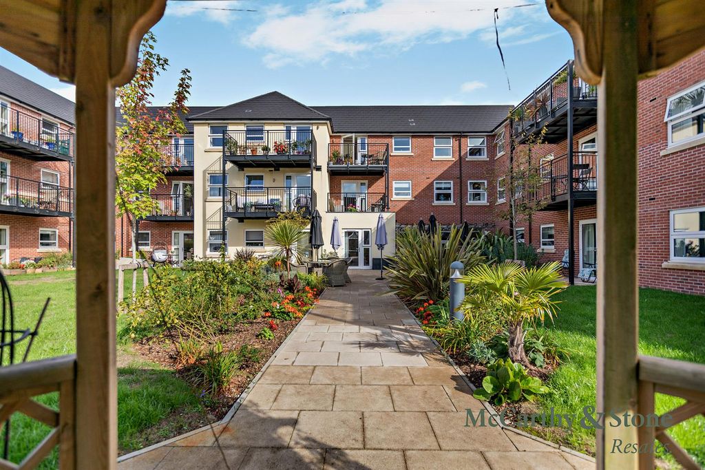 Property photo 1 of 16 Communal Gardens
