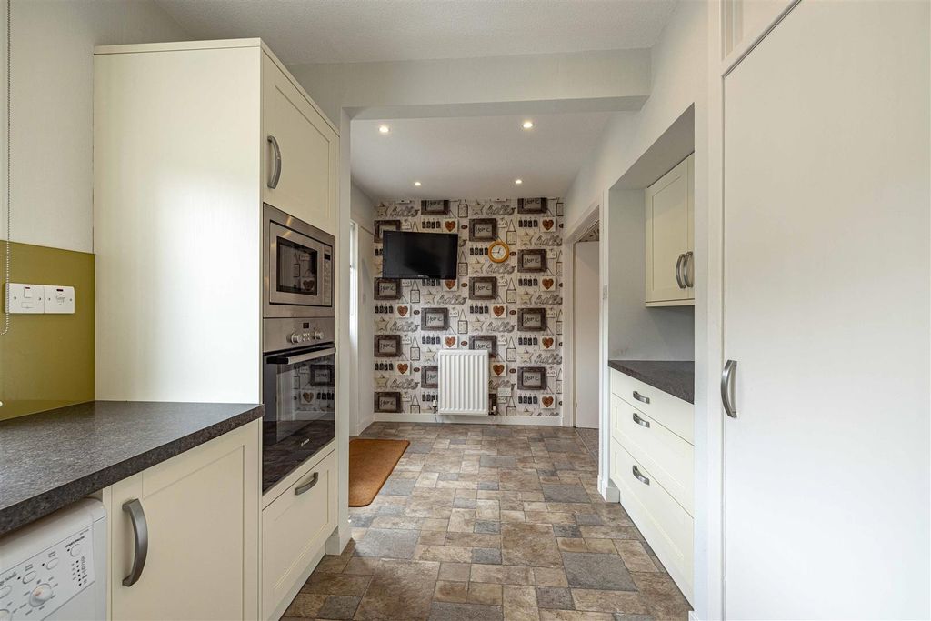 Property photo 3 of 17 67 Back Row Selkirk 08.Jpg