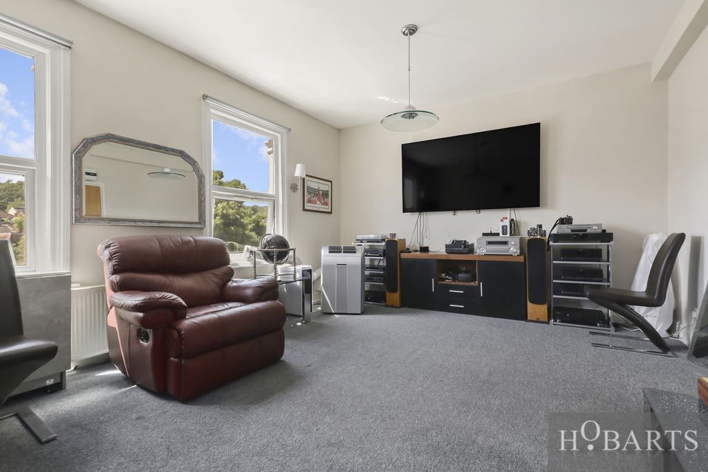 Property photo 1 of 12 3 Bedroom Split-Level Flat For Sale