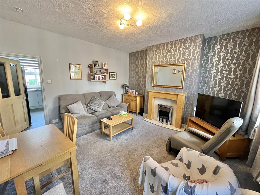 Property photo 3 of 13 Lounge