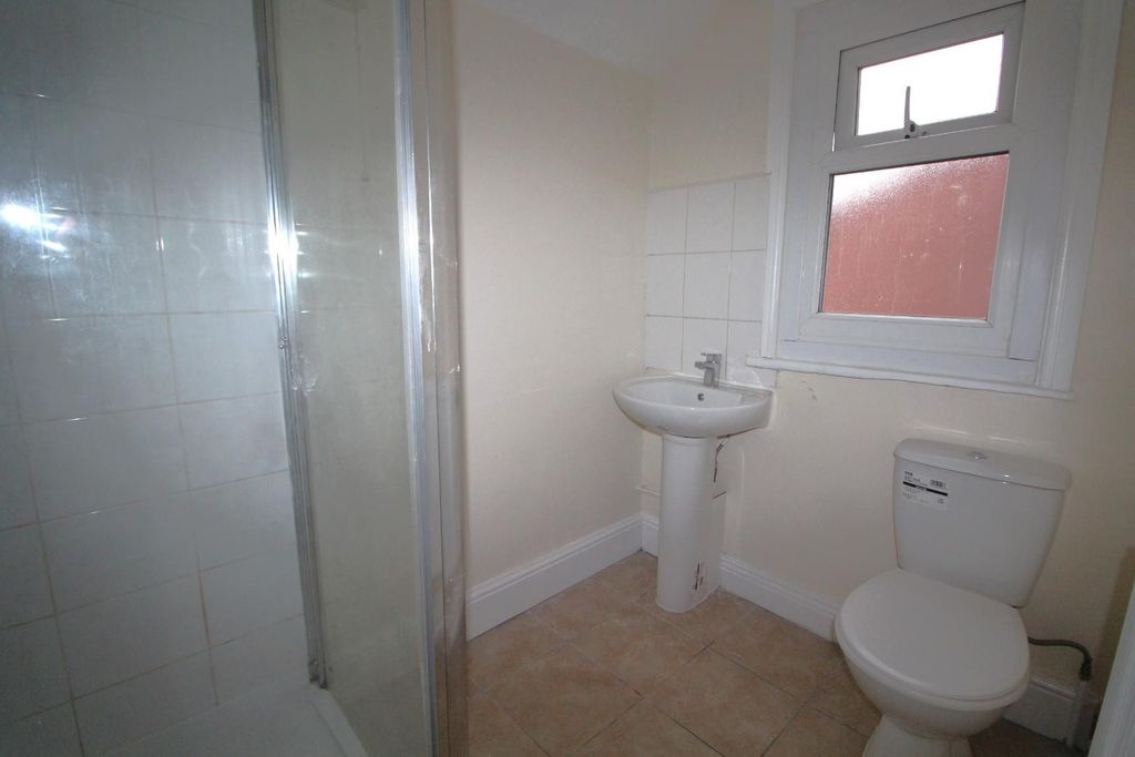 Property photo 2 of 8 Bathroom
