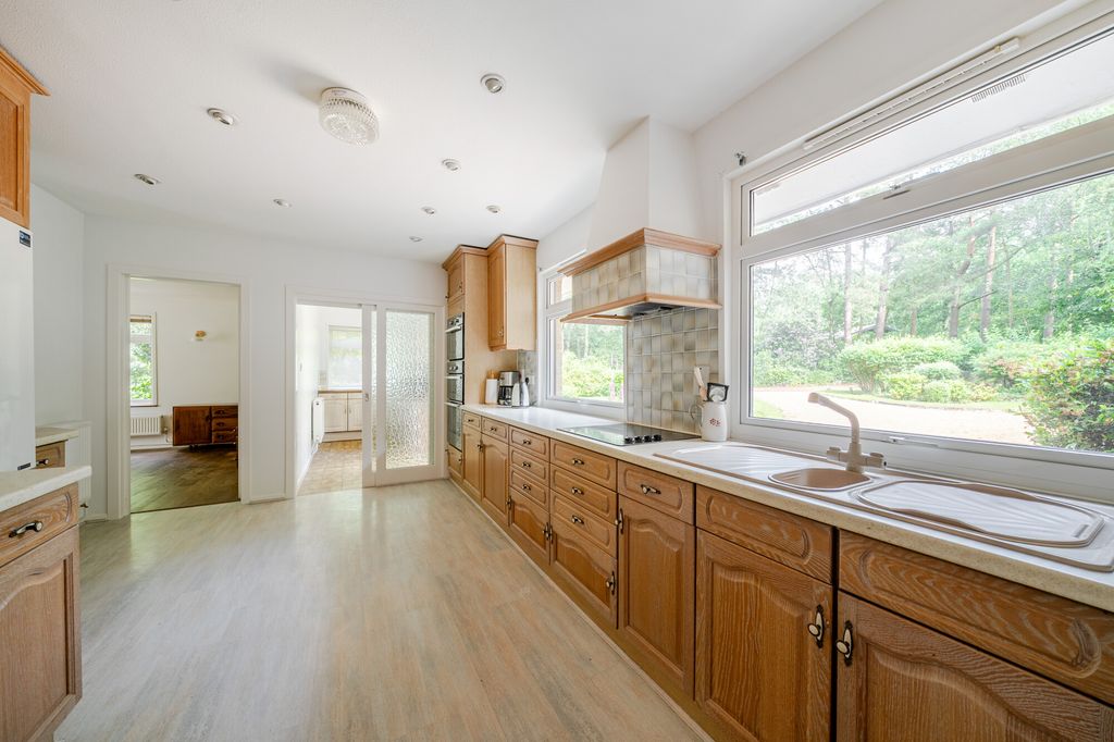 Property photo 3 of 18 Kitchen 1