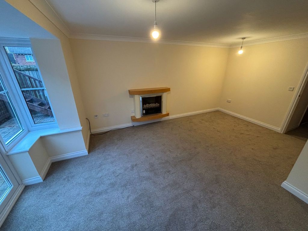 Property photo 3 of 15 Lounge