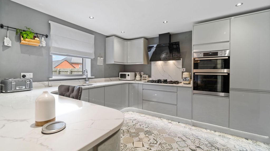 Property photo 2 of 24