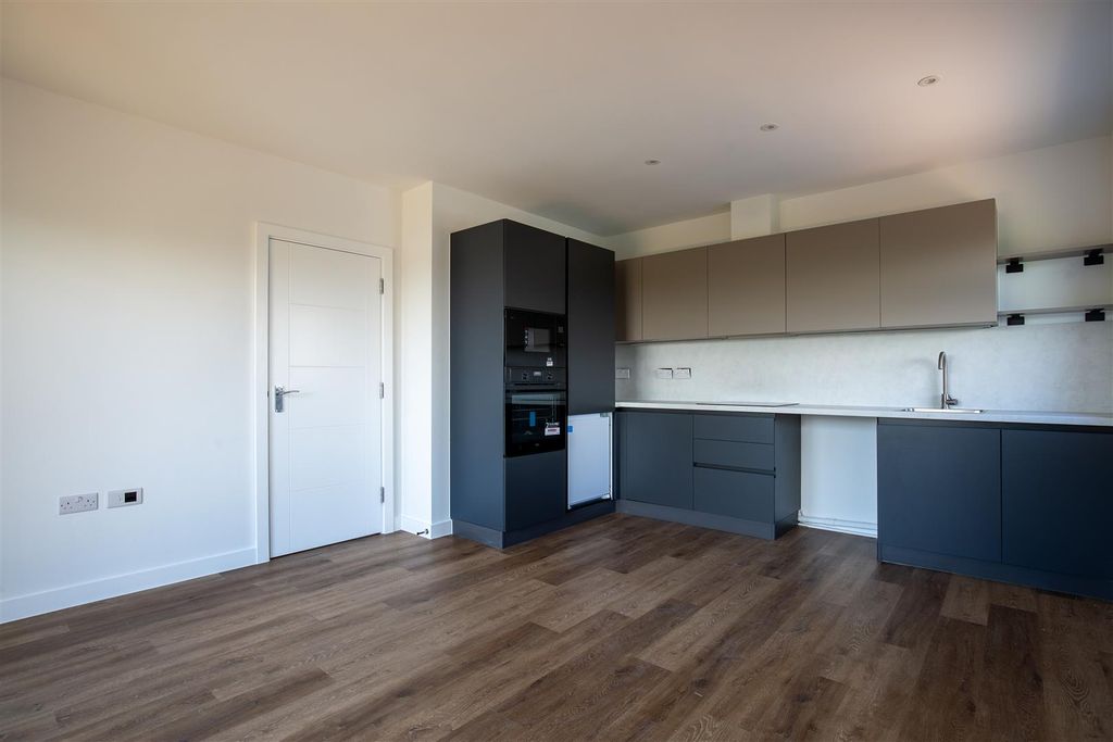 Property photo 1 of 9 Wimbledon Flat-15.Jpg