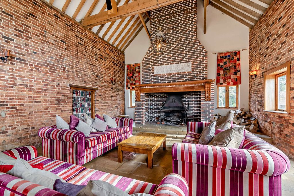 Property photo 3 of 26 Vaulted Drawing Room