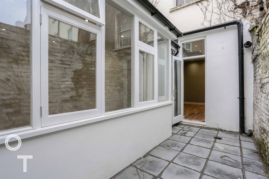 Property photo 3 of 14 Garden