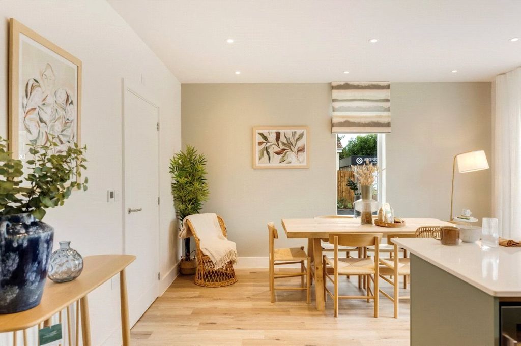 Property photo 3 of 20 Show Home