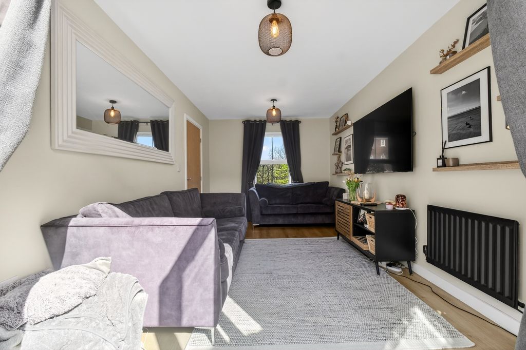 Property photo 3 of 15 Living Room (2)