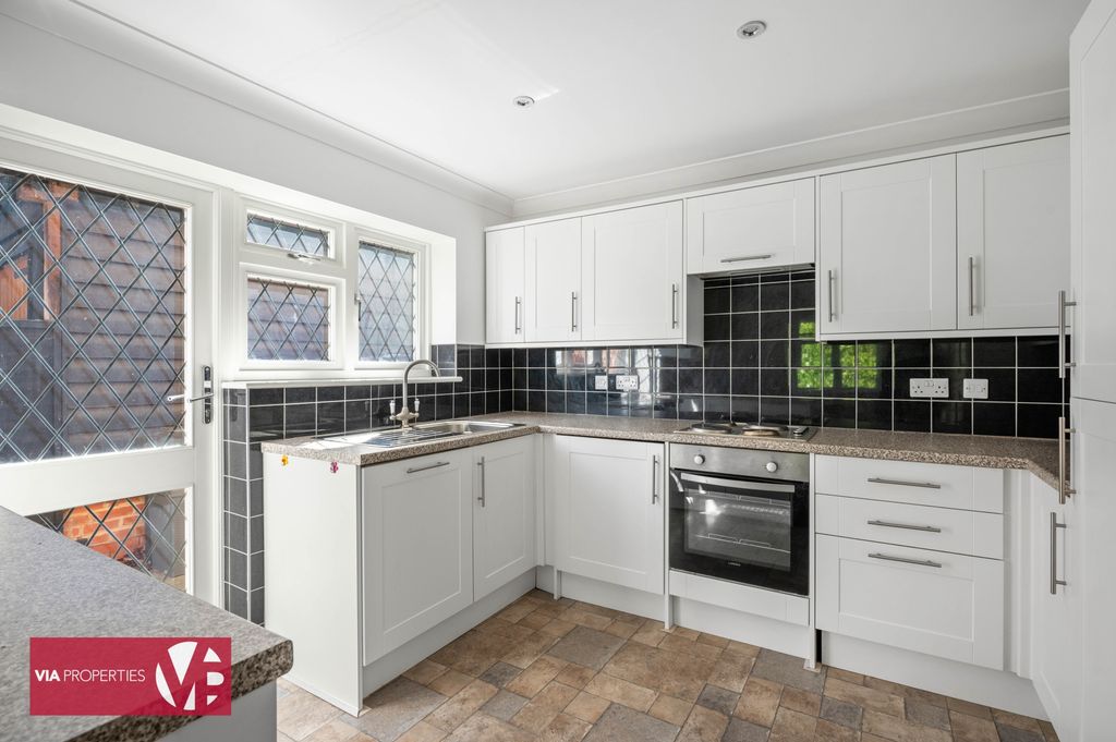 Property photo 2 of 32 The Chimneys Middle Street Nazeing Waltham Abbey En9 2LG Via Pro