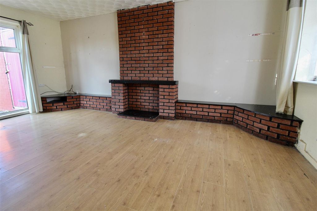 Property photo 3 of 15 Lounge