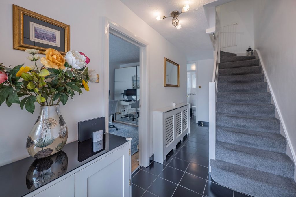 Property photo 2 of 25