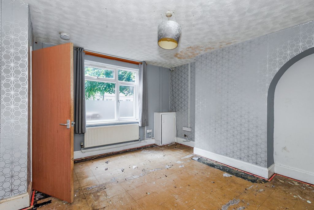 Property photo 2 of 21 97 Trafford Road, Rushden, Northamptonshire, Nn10 0Jf