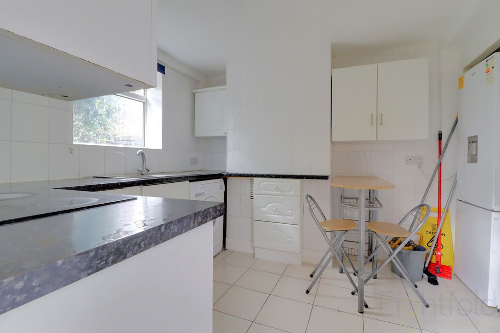 Property photo 3 of 9 Kitchen