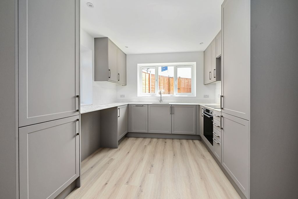 Property photo 3 of 8 276A Beaulieu Gardens (4)