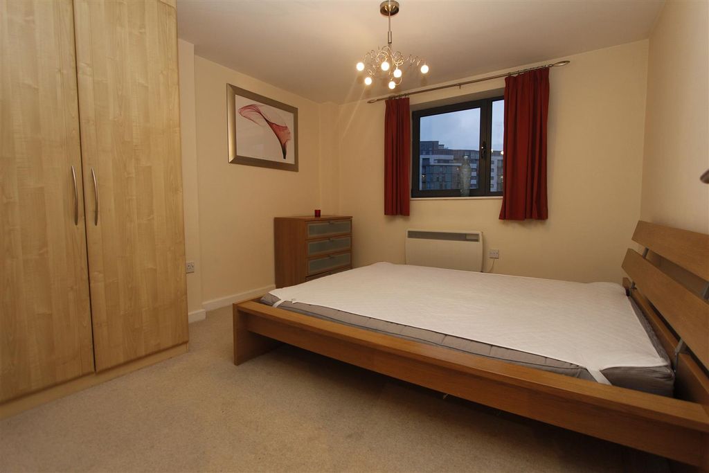 Property photo 2 of 8 Bed1.Jpg
