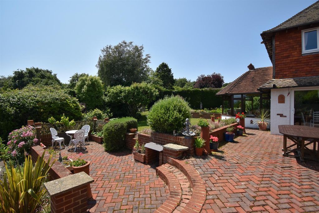 Property photo 2 of 33 Garden