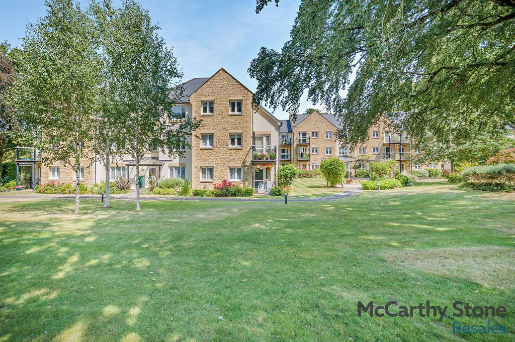 Property photo 1 of 22 Holmcroft Court