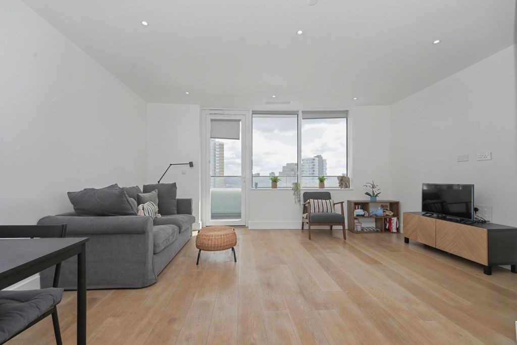 Property photo 2 of 7 Lombard Wharf - Lounge