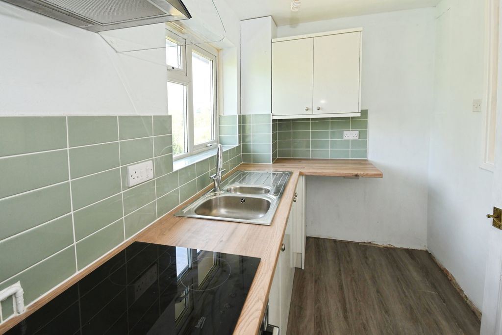 Property photo 3 of 12 Kitchen