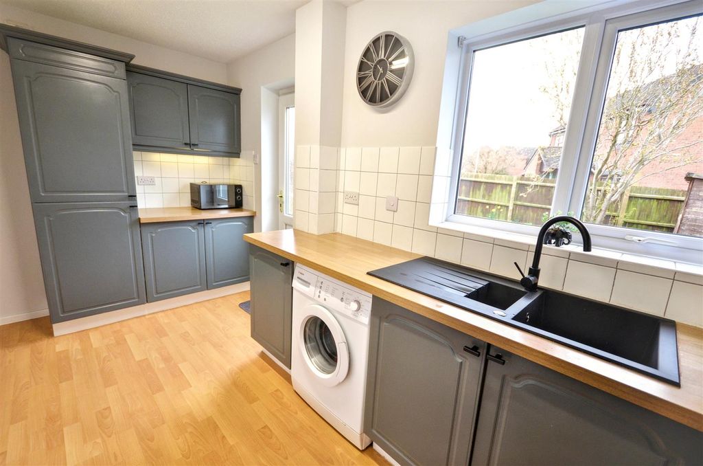 Property photo 3 of 12 Kitchen