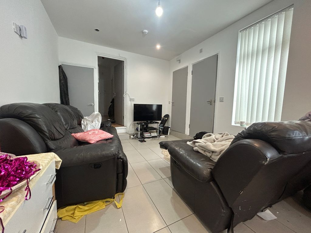 Property photo 2 of 14 1A1cd3Dd-c080-4Ac1-93F4-1B3395E3d5E2