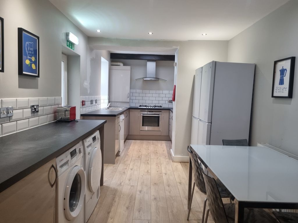 Property photo 3 of 9 Kitchen 2