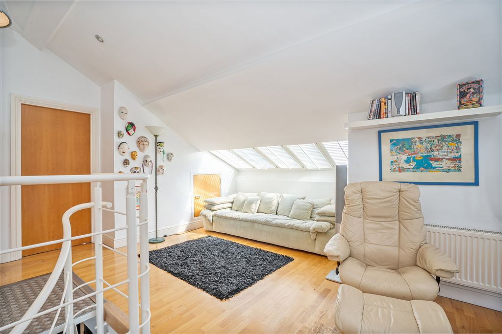 Additional image 28 of 3 bed penthouse for salePenthouse, Kings Court NG1