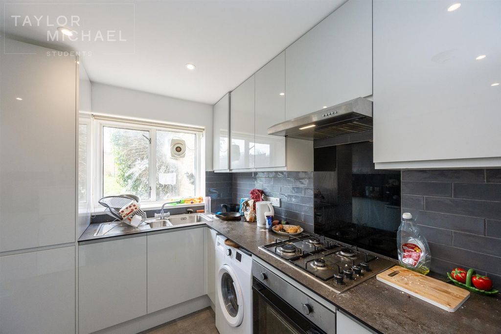 Property photo 2 of 11 Kitchen