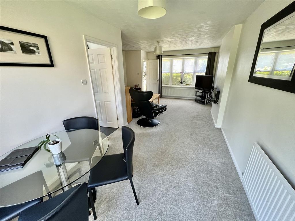 Property photo 3 of 13 Lounge