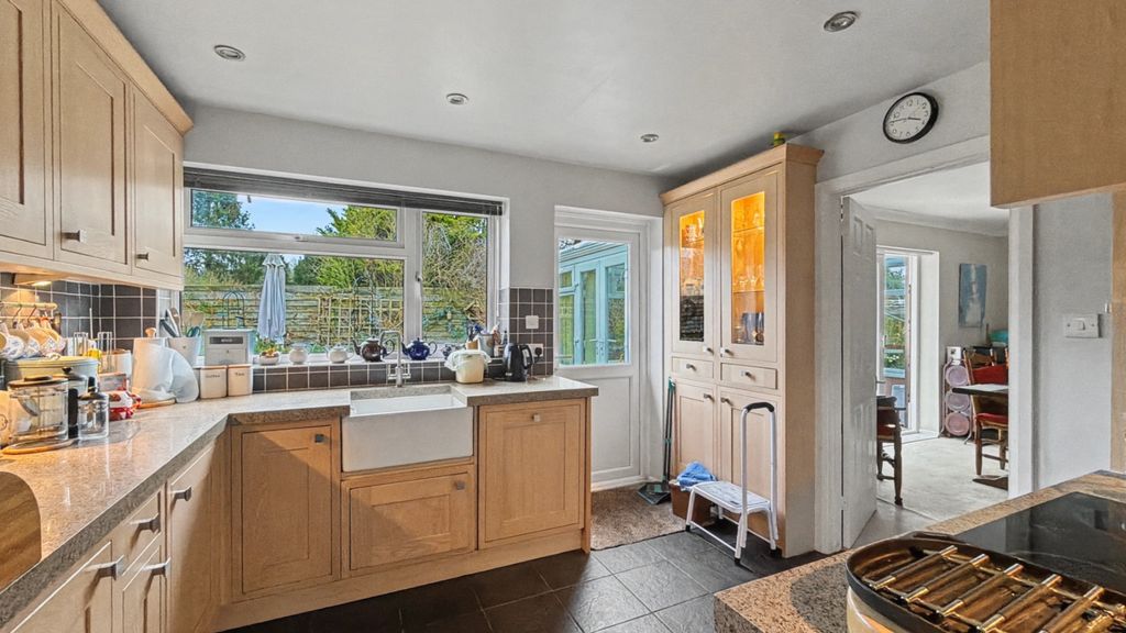 Property photo 3 of 19 4937335