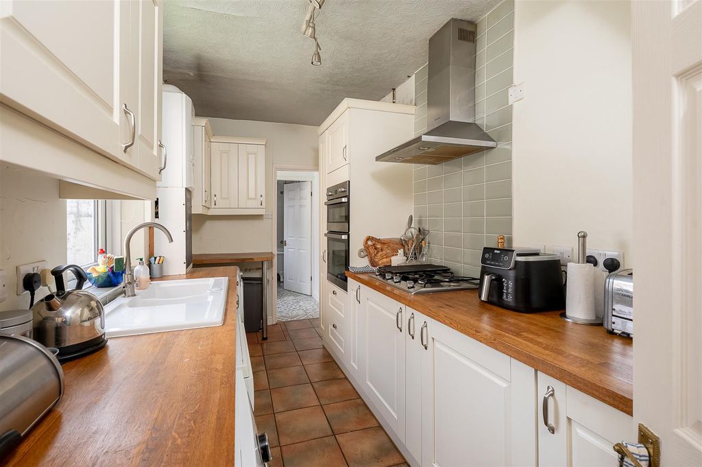 Property photo 3 of 12 Kitchen