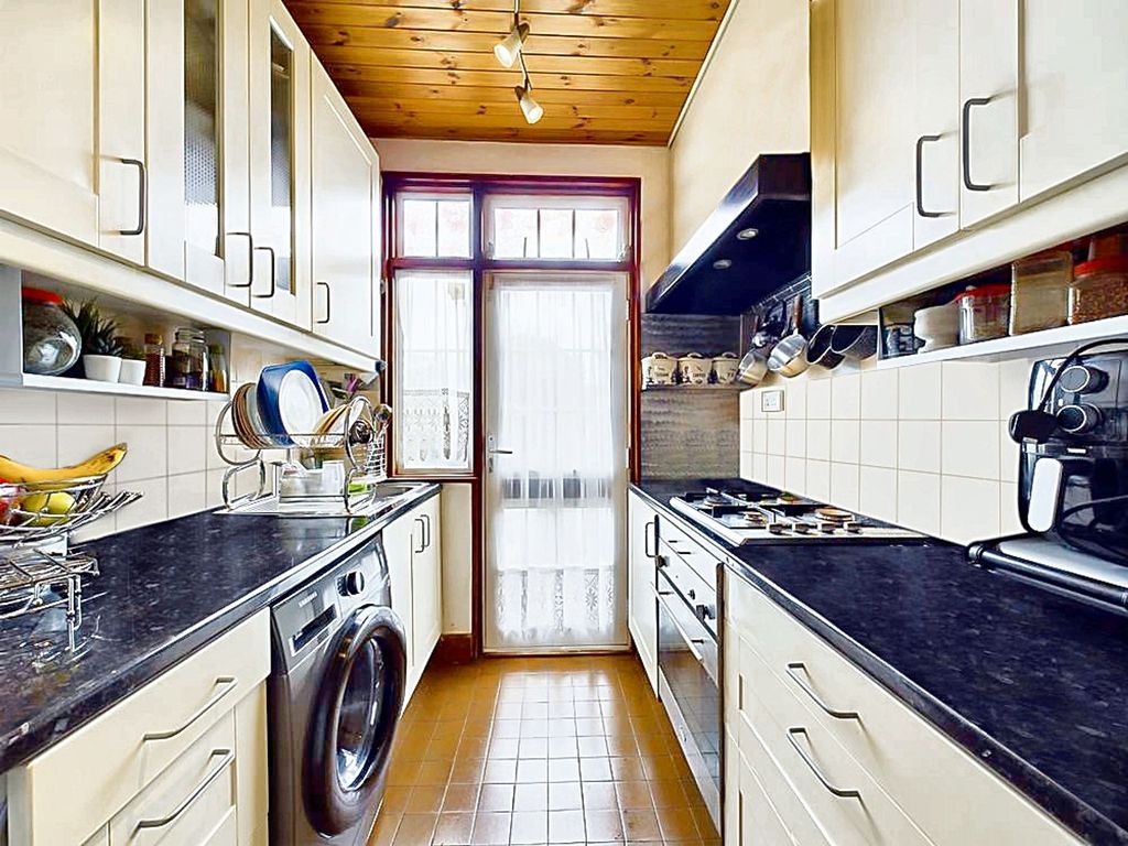 Property photo 2 of 19 Kitchen