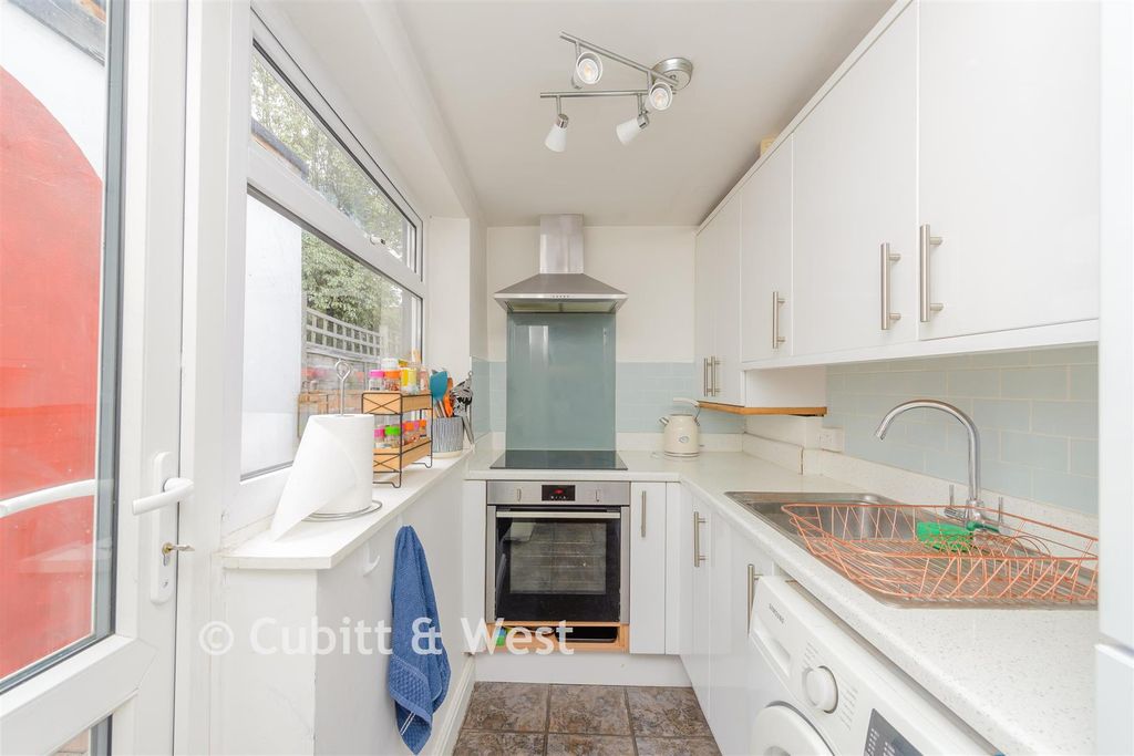 Property photo 3 of 9 Kitchen