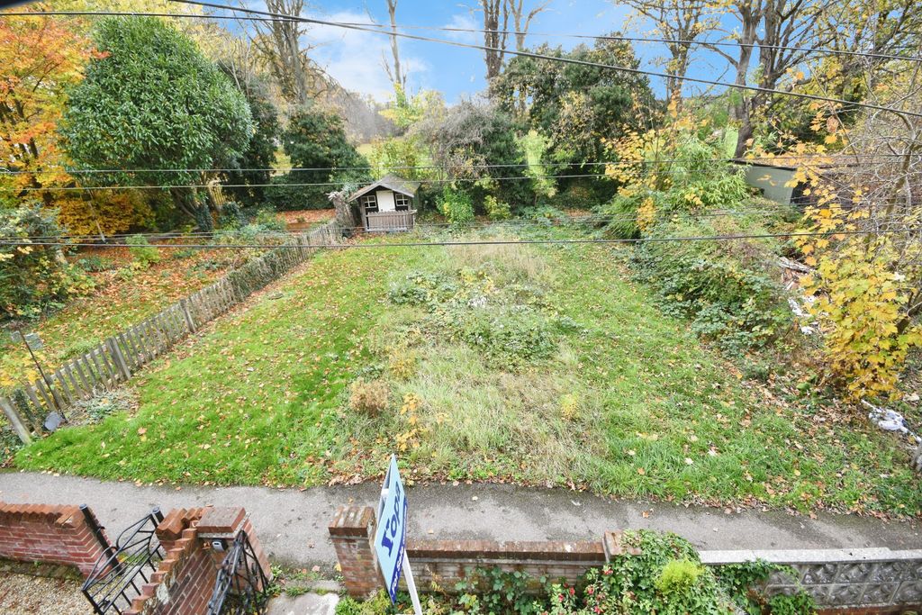 Property photo 2 of 18 Front Garden