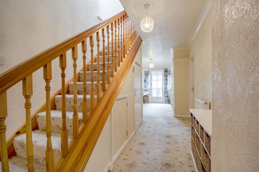 Property photo 2 of 31 Entrance Hall