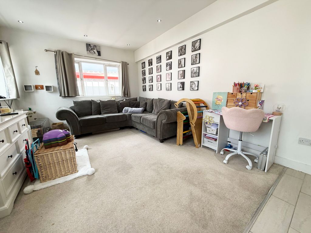 Property photo 3 of 10 Img_4365