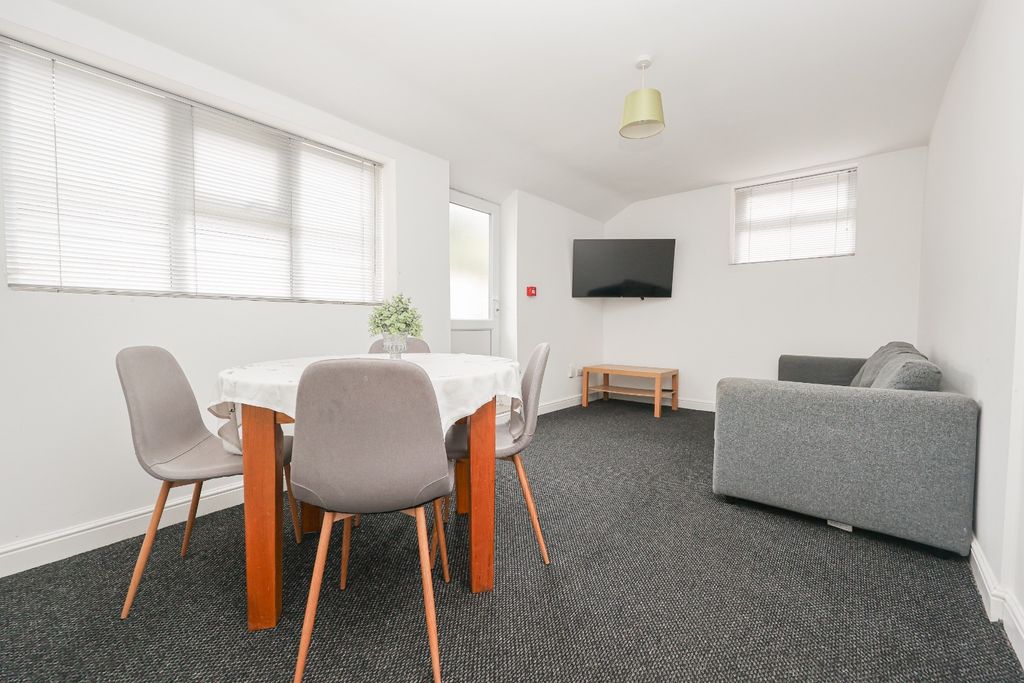 Property photo 3 of 18 4695473